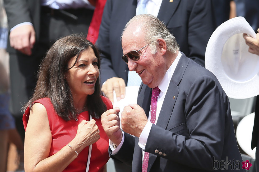 El Rey Juan Carlos y Anne Hidalgo celebrando un punto de Rafa Nadal en la final de Roland Garros 2017
