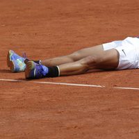 Rafa Nadal se tira a la tierra batida tras ganar Roland Garros 2017