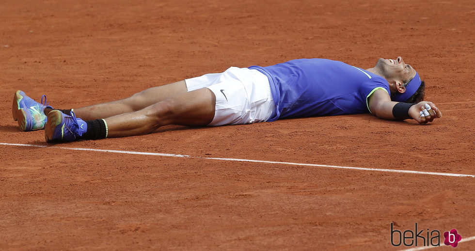Rafa Nadal se tira a la tierra batida tras ganar Roland Garros 2017
