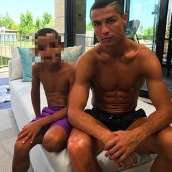 Cristiano Ronaldo con su hijo Cristiano Jr. luciendo el mismo corte de pelo