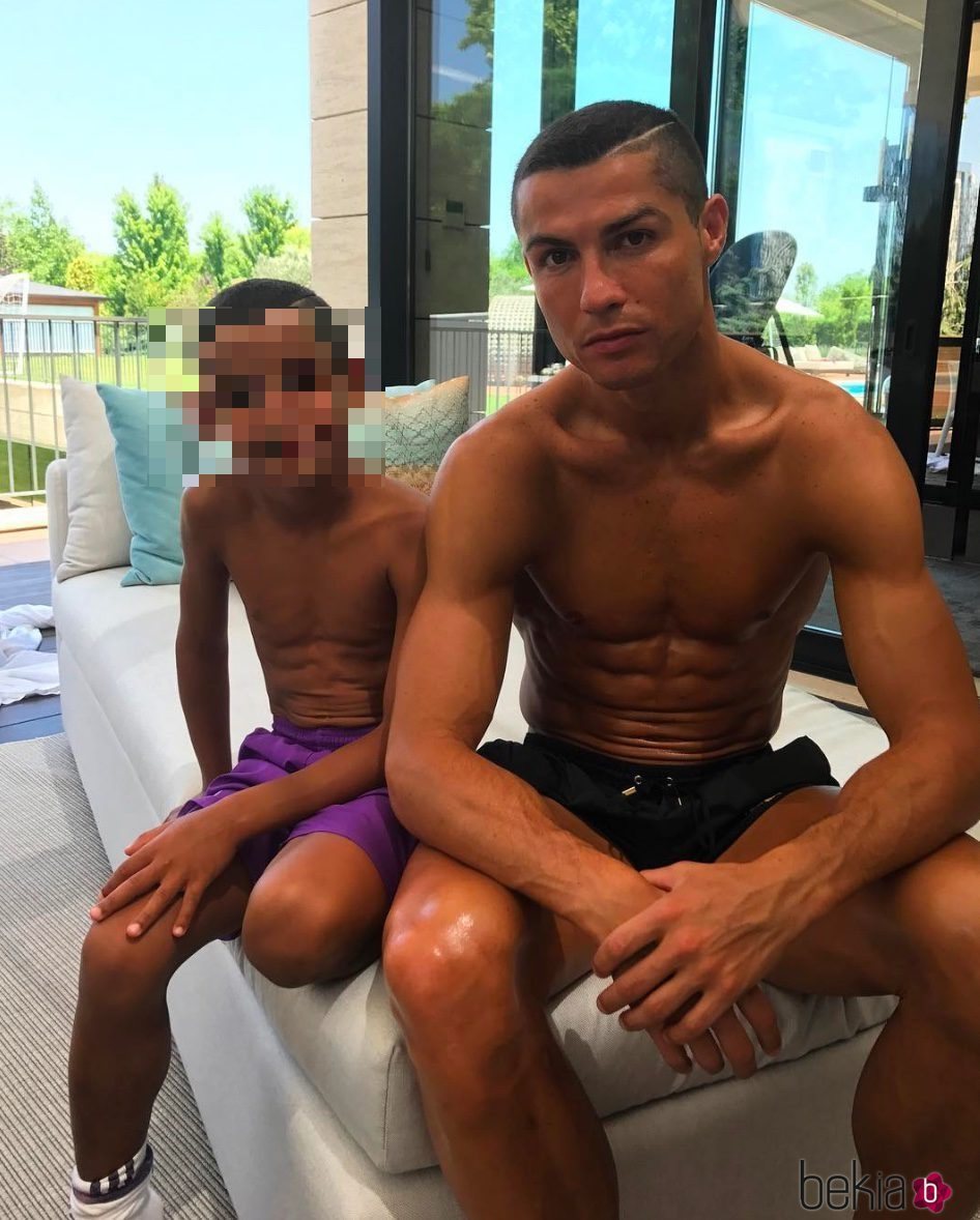 Cristiano Ronaldo con su hijo Cristiano Jr. luciendo el mismo corte de pelo