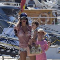 Daniella Semaan con su hija Capri en brazos en el puerto de Ibiza
