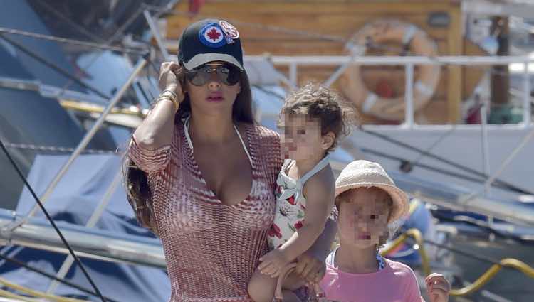 Daniella Semaan con su hija Capri en brazos en el puerto de Ibiza