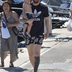 Leo Messi con su hijo Mateo en brazos en el puerto de Ibiza