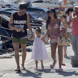 Cesc Fábregas y Daniella Semaan con sus hijas Lia y Capri en el puerto de Ibiza