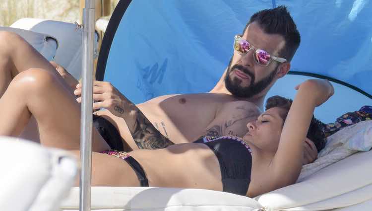Álvaro Negredo y Amparo Moreno tumbados en una hamaca en Ibiza