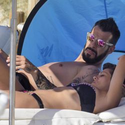 Álvaro Negredo y Amparo Moreno tumbados en una hamaca en Ibiza