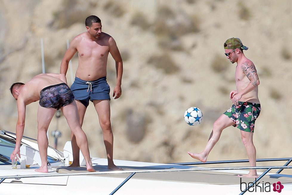 Mathieu Valbuena jugando al fútbol con unos amigos en un yate en Ibiza