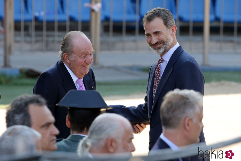 El Rey Juan Carlos y el Rey Felipe, muy cómplices en su despedida al Estadio Vicente Calderón