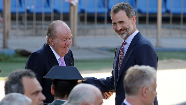 El Rey Juan Carlos y el Rey Felipe, muy cómplices en su despedida al Estadio Vicente Calderón