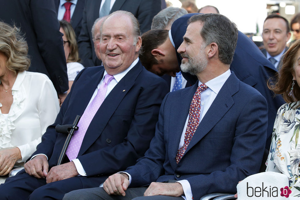 El Rey Juan Carlos y el Rey Felipe, emocionados en su despedida al Vicente Calderón
