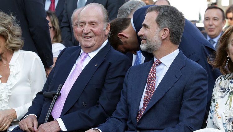 El Rey Juan Carlos y el Rey Felipe, emocionados en su despedida al Vicente Calderón