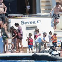 Leo Messi, Antonella Roccuzzo, Luis Suárez, Sofía Balbi, Cesc Fàbregas y Daniella Semaan con sus hijos en un barco en Ibiza