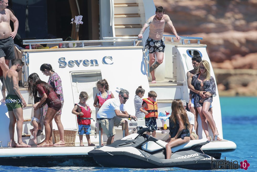 Leo Messi, Antonella Roccuzzo, Luis Suárez, Sofía Balbi, Cesc Fàbregas y Daniella Semaan con sus hijos en un barco en Ibiza