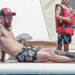 Leo Messi con el torso desnudo tomando el sol en un barco en Ibiza