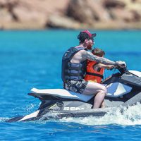 Leo Messi en moto de agua con su hijo en Ibiza