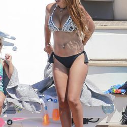 Antonella Roccuzzo en bikini en un barco en Ibiza