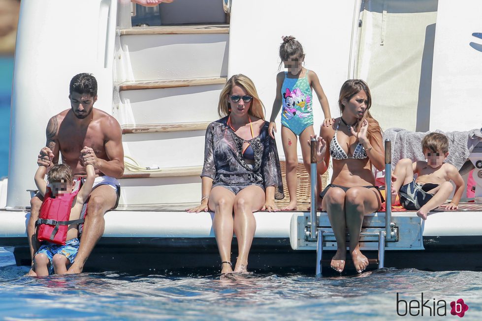 Luis Suárez y Sofía Balbi con sus hijos y Antonella Roccuzzo con su hijo Thiago en Ibiza