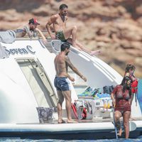 Luis Suárez, Leo Messi, Cesc Fàbregas y Daniella Semaan en un barco en Ibiza