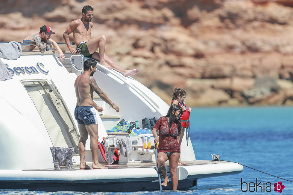 Luis Suárez, Leo Messi, Cesc Fàbregas y Daniella Semaan en un barco en Ibiza