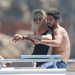 Luis Suárez y Sofía Balbi, muy cariñosos en un barco en Ibiza