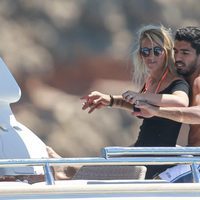Luis Suárez y Sofía Balbi, muy cariñosos en un barco en Ibiza