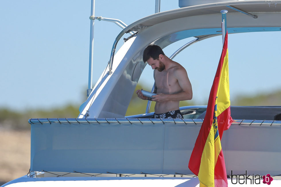 Leo Messi luce cuerpazo en un barco en Ibiza