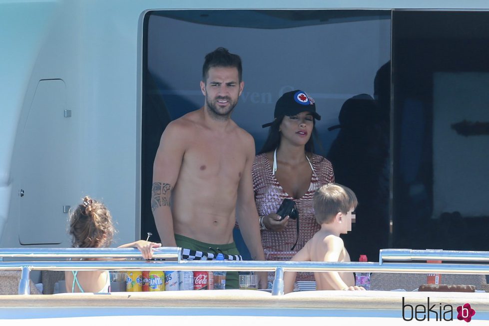 Cesc Fébregas, Daniella Semaan, Lia Fàbregas y Thiago Messi en un barco en Ibiza