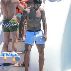 Luis Suárez con el torso desnudo en un barco en Ibiza