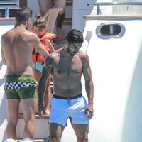 Luis Suárez con el torso desnudo en un barco en Ibiza