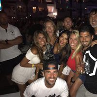 Leo Messi, Antonella Roccuzzo, Cesc Fábregas, Daniella Semaan, Luis Suárez y Sofia Balbi de fiesta en Ibiza