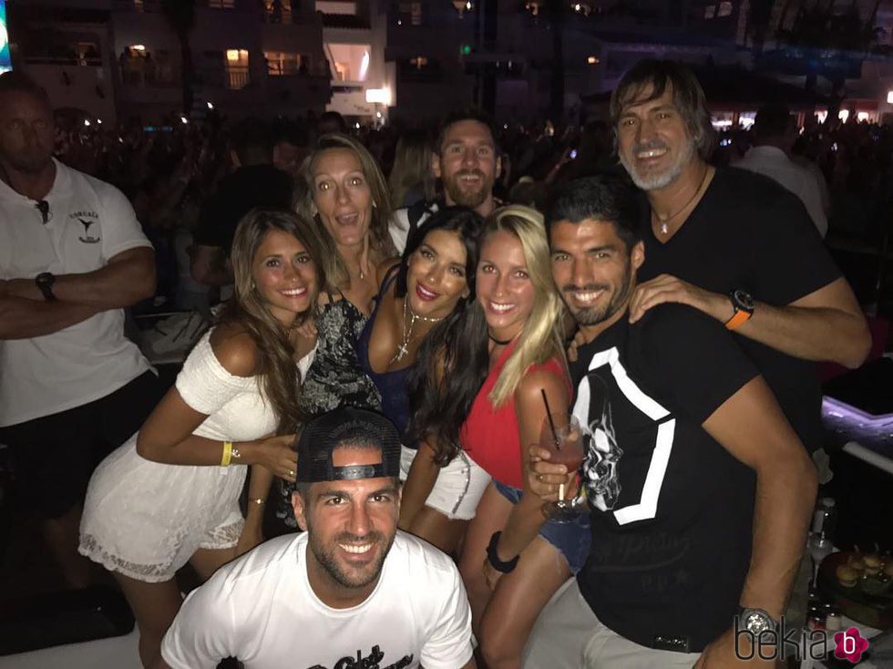 Leo Messi, Antonella Roccuzzo, Cesc Fábregas, Daniella Semaan, Luis Suárez y Sofia Balbi de fiesta en Ibiza