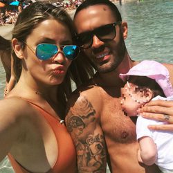 Elisabeth Reyes y Sergio Sánchez con su hija Adriana en su primer día de playa