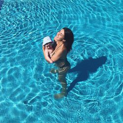 Noelia López con su hijo Arnaldo en su primer baño en la piscina