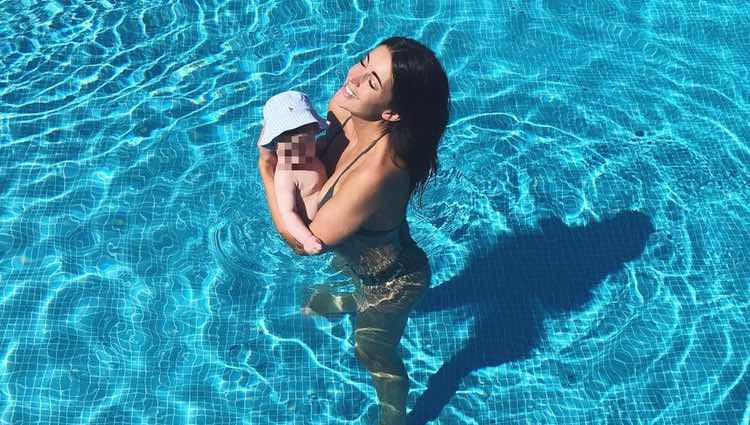 Noelia López con su hijo Arnaldo en su primer baño en la piscina