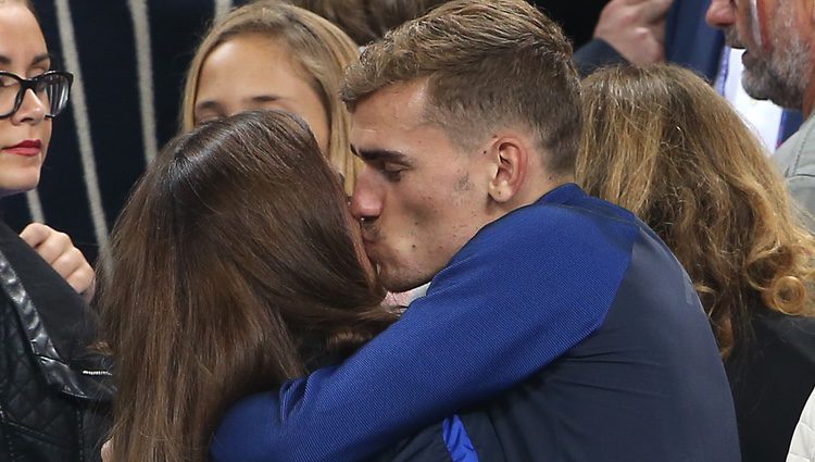 Antoine Griezmann y Erika Choperena dándose un beso