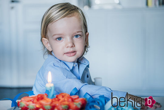 El Príncipe Nicolás de Suecia celebrando su segundo cumpleaños