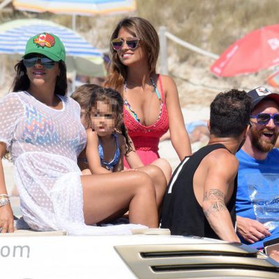 Leo Messi, Cesc Fábregas, Antonella Roccuzzo, Daniella Semaan y Lia Fábregas en un yate a orillas de una playa de Formentera