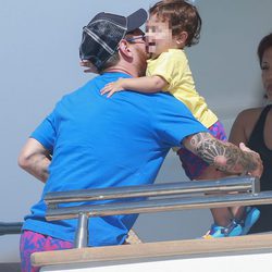 Leo Messi muy cariñoso con su hijo Mateo a bordo de un yate en aguas de Formentera