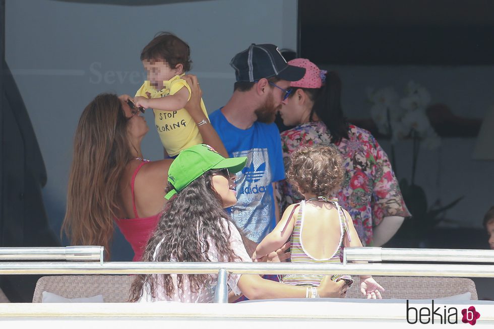 Leo Messi y Antonella Roccuzzo con su hijo Mateo y Daniella Semaan con Capri en su yate en Formentera
