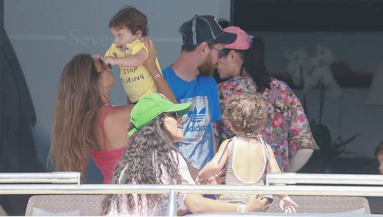 Leo Messi y Antonella Roccuzzo con su hijo Mateo y Daniella Semaan con Capri en su yate en Formentera