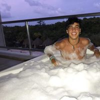 Óscar Casas en un baño de espuma durante su viaje a Riviera Maya