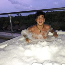 Óscar Casas en un baño de espuma durante su viaje a Riviera Maya