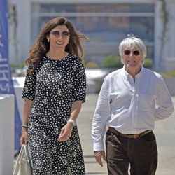 Bernie Ecclestone junto a Fabiana Flosi paseando por ibiza