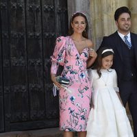 Paula Echevarría y David Bustamante posando con su hija Daniella el día de su Comunión