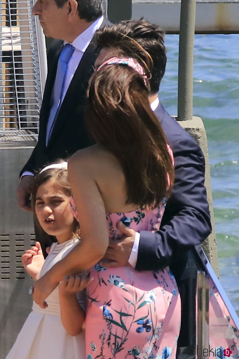 David Bustamante abrazando a Paula Echevarría en la comunión de su hija Daniella