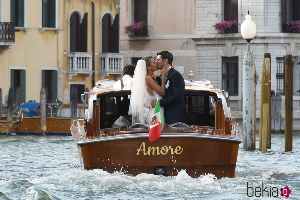 Álvaro Morata y Alice Campello sellando su amor el día de su boda en Venecia