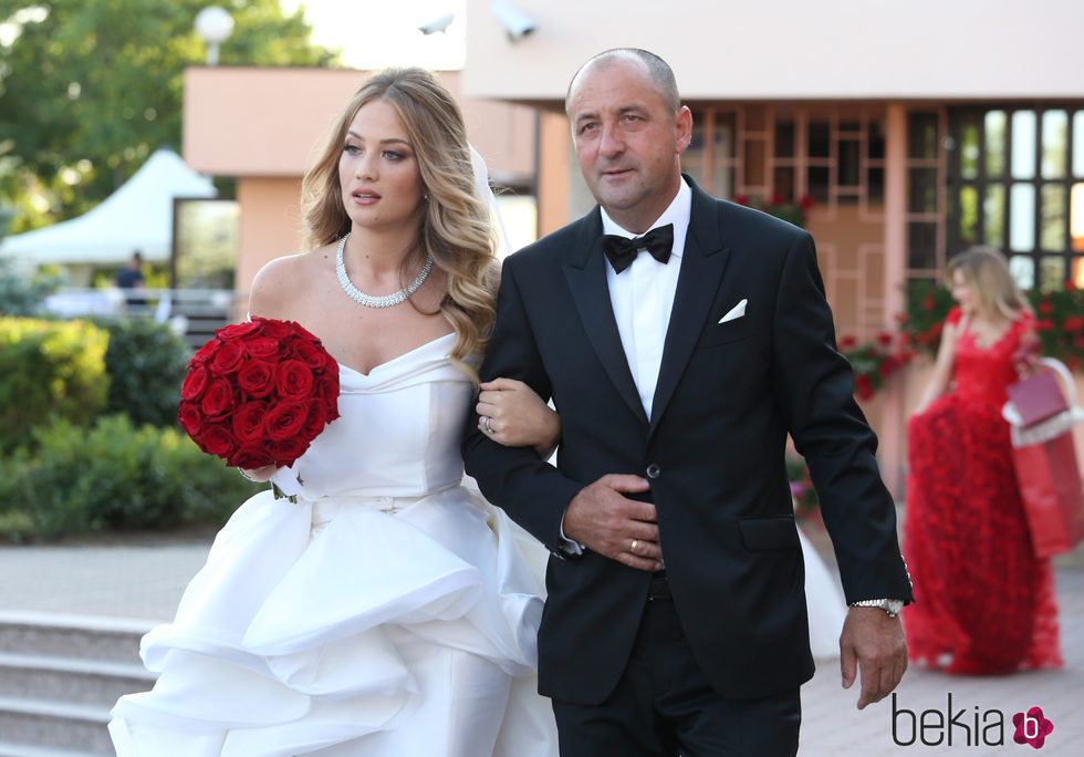 Izabel Andrijanic acompañada por su padre el día de su boda