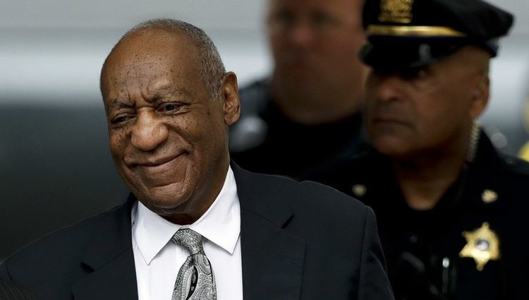 Bill Cosby, a la salida de la vista en la que se ha declarado juicio nulo la demanda por agresión sexual