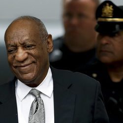 Bill Cosby, a la salida de la vista en la que se ha declarado juicio nulo la demanda por agresión sexual